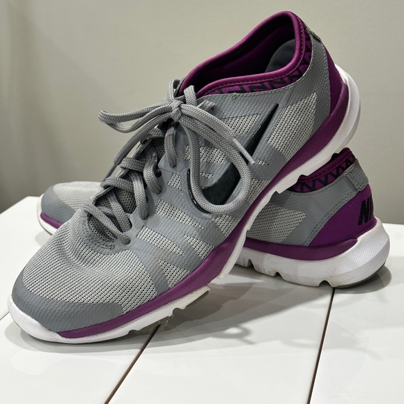 BRAND NEW Grey/Purple Nike Sneakers, size 9 - Picture 3 of 4